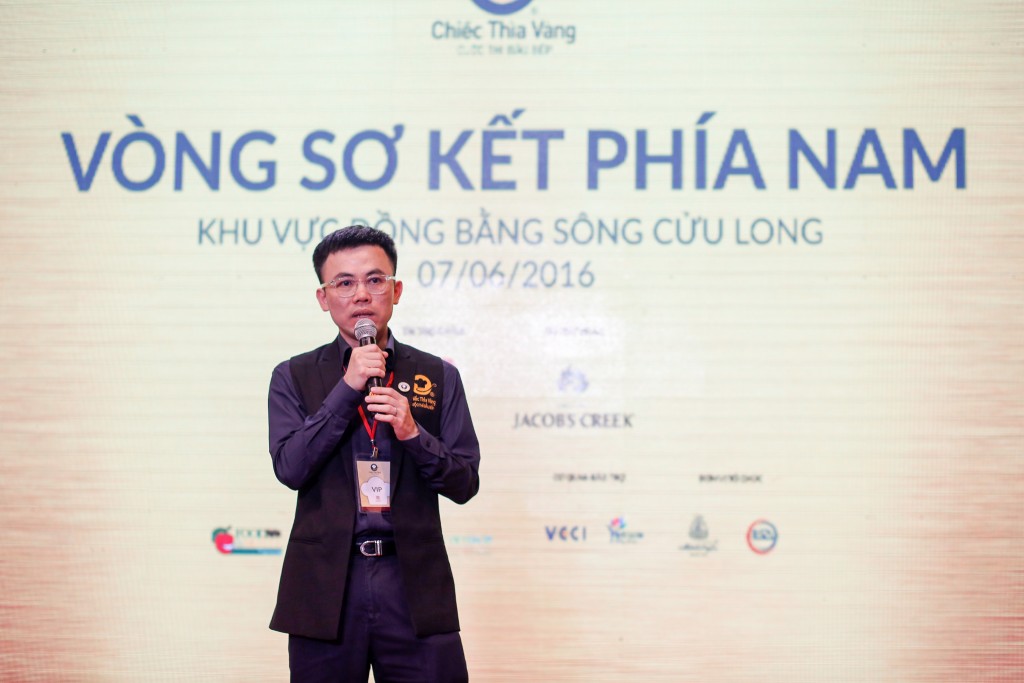 Ông Lý Huy Sáng - Giám khảo khách mời, phó ban tổ chức cuộc thi Chiếc Thìa Vàng 2016 phát biểu khai mạc