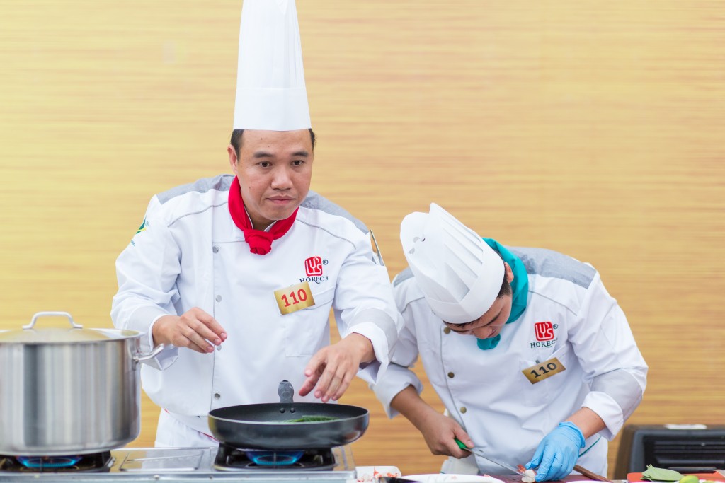 Đầu bếp Thành cùng đồng đội say sưa nấu món tại Chiếc Thìa Vàng 2015 - Ảnh BTC