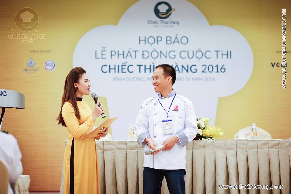 Đầu bếp Vũ Văn Thành giao lưu với MC Tuyết Vinh trong họp báo - Ảnh BTC