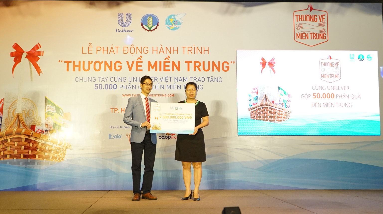 2. Đại diện công ty Unilever trao tượng trưng 50.000 phần quà cho 4 tỉnh miền Trung