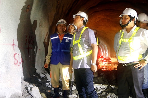 Thứ trưởng Lê Đình Thọ thị sát Dự án hầm Đèo Cả, lần đầu tiên đi thông tuyến đường hầm. Hình: TL