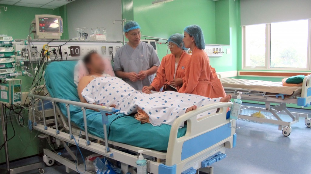 Bệnh nhân người Nhật vào viện trong đêm mà không có người thân, tính mạng bị đe dọa nghiêm trọng do hội chứng động mạch chủ cấp, nhưng bệnh viện đại học Y Dược TP.HCM đã khẩn trương cấp cứu thành công.