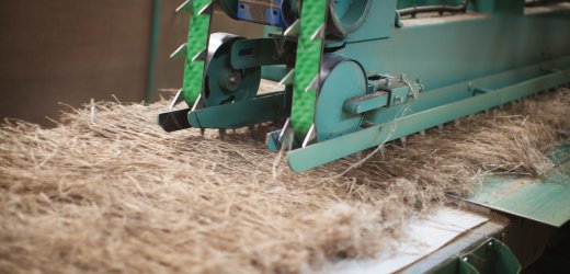 Hãng Freitag của Thụy Sĩ nổi tiếng với các chiếc túi xách là bằng vải bạt mui xe tái chế. Nhưng những người sáng lập công ty cũng đang tìm cách tạo ra những chiếc quần bền chắc cho công nhân của họ mà không phải dựa vào chất liệu thiếu thân thiện với môi trường là cotton. Và một cánh đồng lanh ở Pháp đã đem lại cho họ một giải pháp. Cái máy trong hình đang chế biến những sợi lanh thu hoạch.