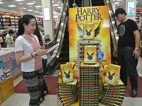 Sách xuất bản Harry Potter tiếng Anh bày bán tại nhà sách Fahasa. Hình: TL