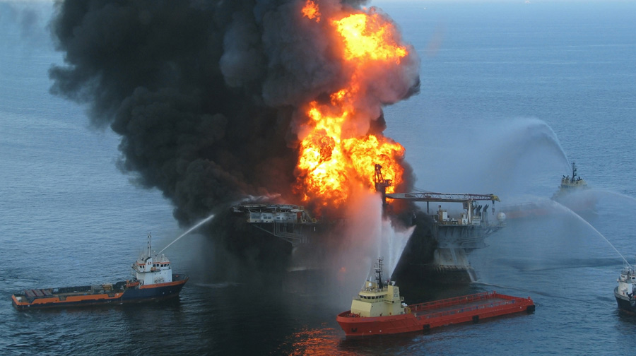 Tai nạn nổ dàn khoan Deepwater Horizon của British Petroleum đã làm tràn ra biển vịnh Mexico là 4,9 triệu thùng dầu thô. Hình: TL