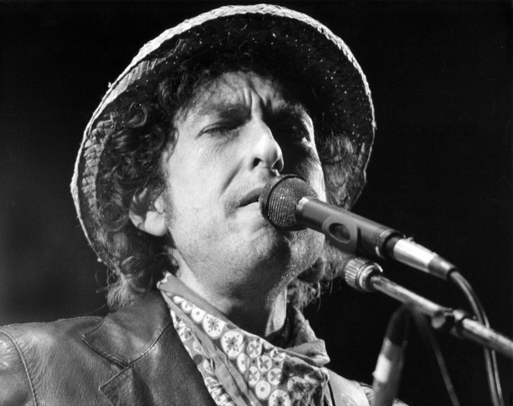 (FILES) This file photo taken on June 3, 1984 shows US singer Bob Dylan performing during a concert at the Olympic stadium in Munich, southern Germany. US songwriter Bob Dylan won the Nobel Literature Prize on October 13, 2016, the first songwriter to win the prestigious award and an announcement that surprised prize watchers. / AFP PHOTO / DPA / Istvan Bajzat / Germany OUT