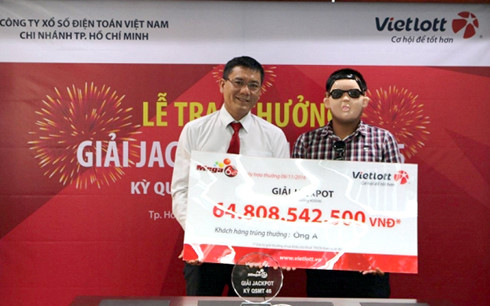 Cũng như người trúng giải đầu tiên, người được cho là trúng giải 65 tỷ đồng mới đây cũng đeo mặt nạ khi nhận giải thưởng.