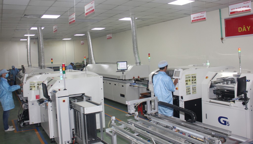 Dàn máy dán chip LED theo công nghệ Nhật Bản trị giá 30 tỷ đồng vừa được Công ty CP Bóng đèn Điện Quang đầu tư.
