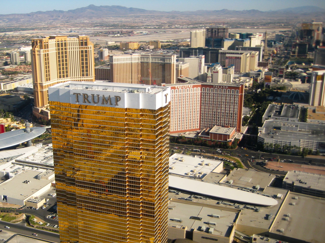 Đây là Trump International Hotel & Tower ở Las Vegas, một trong chín khách sạn của Trump trên thế giới. Ảnh: TL