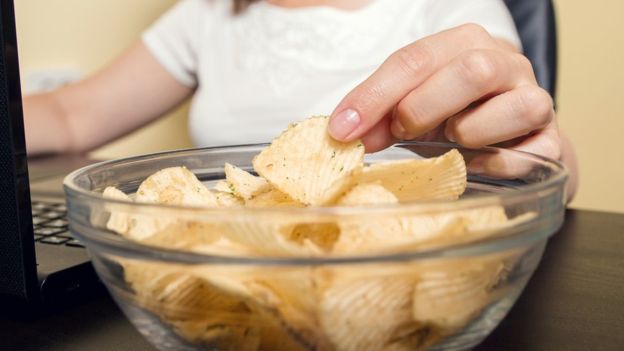 Bánh mì và khoai tây chỉ nên nướng vàng thay vì nâu để giảm nguy cơ phát sinh một chất gây ung thư, Cơ quan tiêu chuẩn thực phẩm (FSA) cảnh báo.