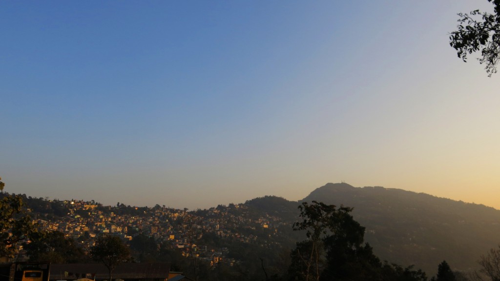 2. Một góc phố sơn cước Kalimpong thức giấc trong nắng mai.