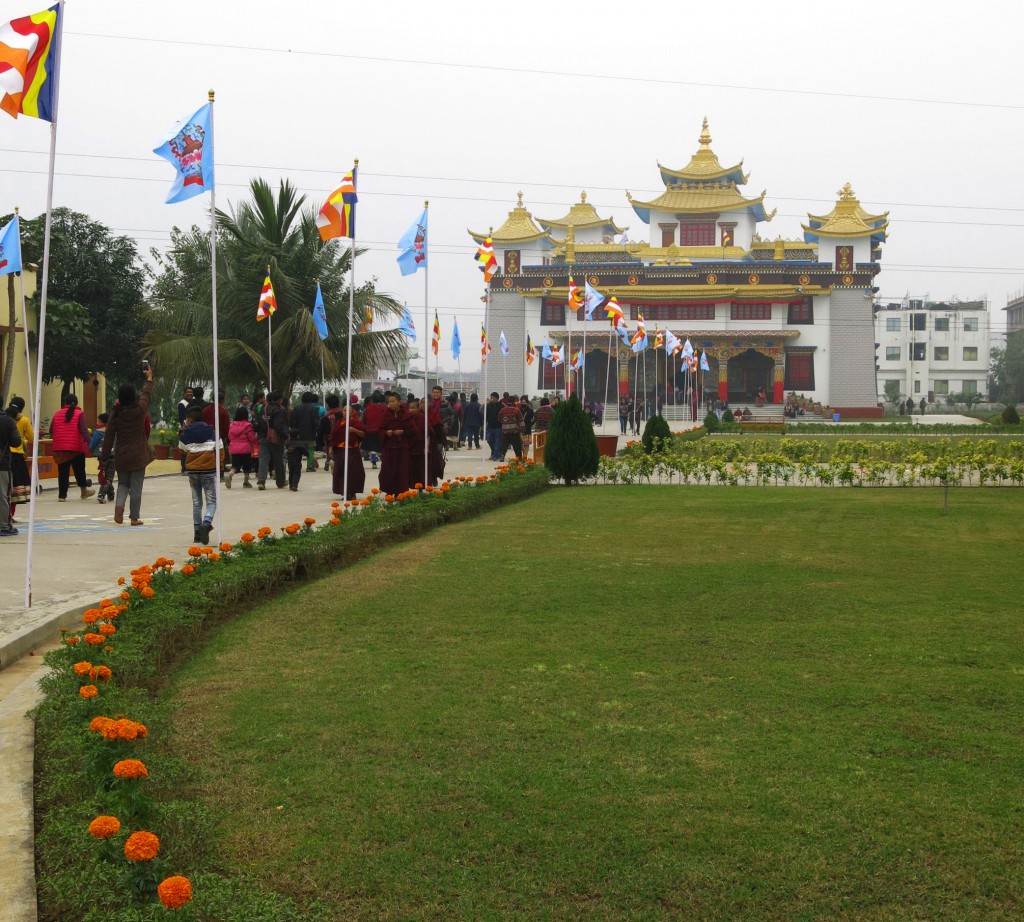 4. Con đường vạn thọ nên thơ quen thân dẫn đến ngôi chùa Tạng cũng khá quen.