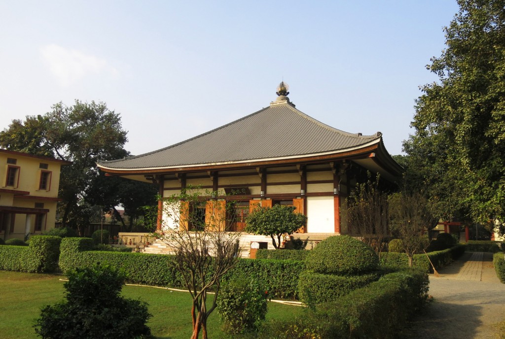 7. Ngôi chùa Nhật với nét trầm thanh nhã và khuôn viên xanh dành cho con nít.