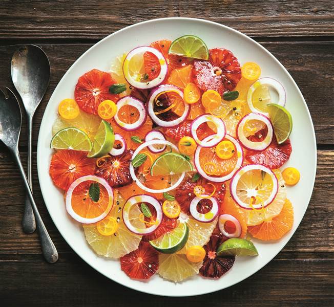 Chúng ta biết rằng cam (và những trái cây cùng họ như chanh, bưởi, quýt) chứa nhiều vitamin C với tác dụng tăng cường hệ miễn dịch. Vì điều này mà nhiều người thường dùng nó vào mùa lạnh, mùa cảm cúm. Tuy nhiên, cam còn nhiều giá trị dinh dưỡng khác cho sức khỏe mà bạn cần biết.