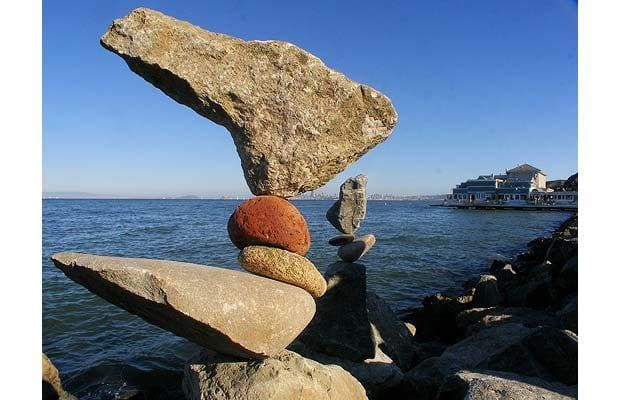 Trong một sự điêu luyện xây dựng, Bill Dan, đến từ San Francisco, có thể tạo ra các đống đá phản cân bằng trong vòng vài phút.