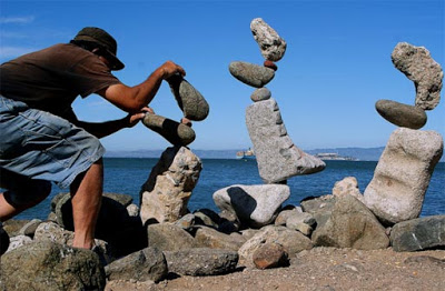 Mỗi một tháp đá trông như lảo đảo khi các hòn đá chồng lên nhau.