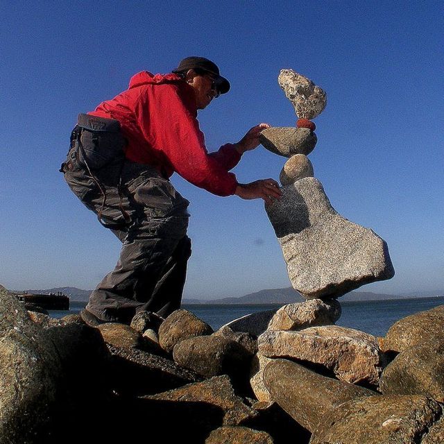 Người khéo tay gốc Indonesia thậm chí còn tạo cân bằng với những hòn đá lớn nằm dưới hòn đá nhỏ.