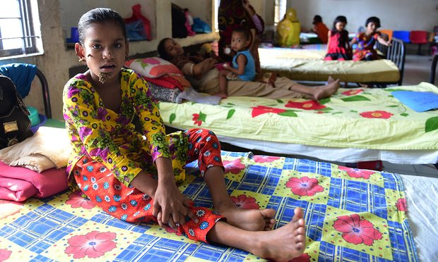 Cô bé Bangladesh Sahana Khatun, 10 tuổi, có thể là người nữ đầu tiên trên thế giới bị “hội chứng người cây” (“tree man” syndrome) khi xuất hiện những bất thường trên cằm, mũi và tai như… vỏ cây.