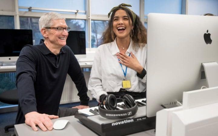 Tim Cook, CEO của Apple, thăm trường Biểu diễn nghệ thuật và công nghệ Anh. Ảnh: TL