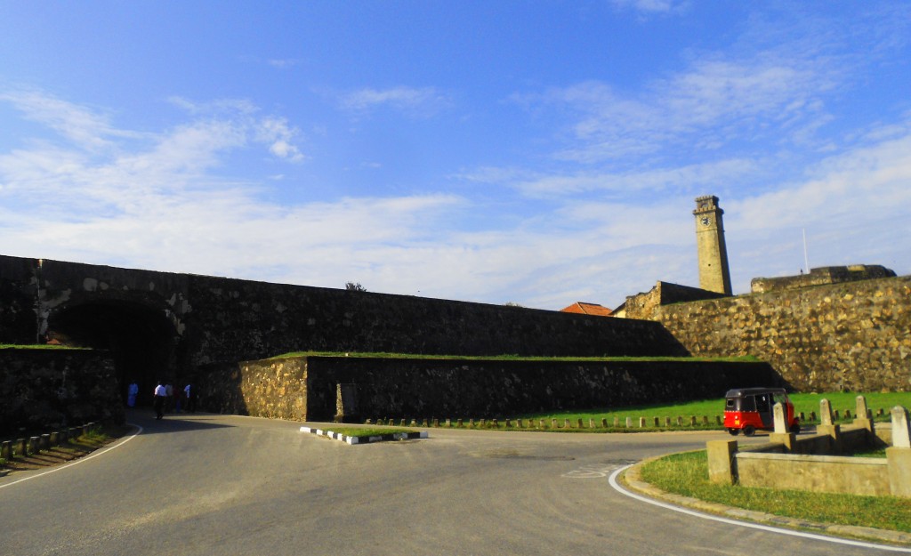 1. Thành cổ Galle gần 400 năm tuổi vẫn sừng sững.
