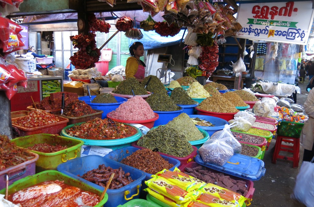 6. Chợ sơn cước nhưng rất đa dạng các loại mắm - chẳng kém mấy, nếu không muốn nói còn hơn nhiều chợ Việt.