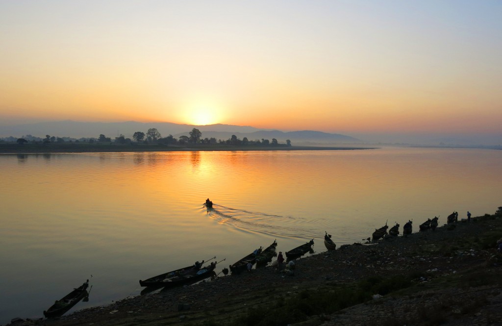 1. Con đò nhỏ hướng về phía mặt trời, để lại trên Irrawaddy yên như gương hồ những gợn sóng nhỏ - 1