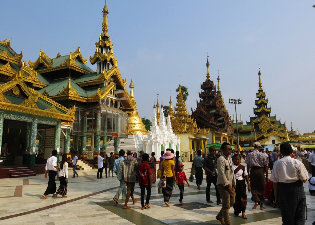 4. Buổi sáng đầu năm mới người Myanmar thành kính đi lễ chùa