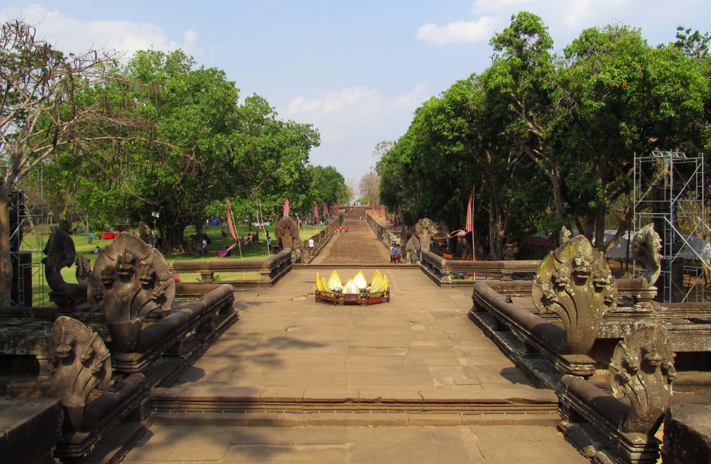 4. Cuối chân núi lửa đẵ tắt, cuối đường dốc này là xa lộ Angkor xưa.