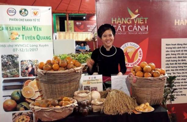 Nguyễn Thị Cẩm Ly tại gian hàng Cam sánh Hàm Yên, Tuyên Quang tại Hội chợ HVNCLC tổ chức ở An Giang tháng 3.2017