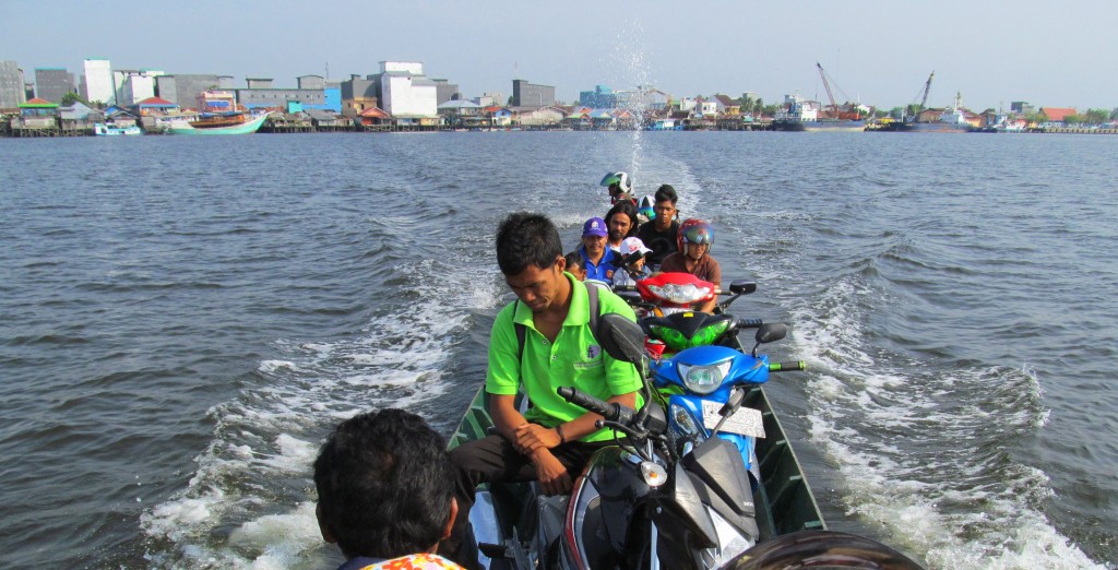3. Qua dòng Kumai cuộn sóng với con đò nhỏ chòng chành khuân đến 4 chiếc xe máy và một đám người - du lịch mạo hiểm Borneo!