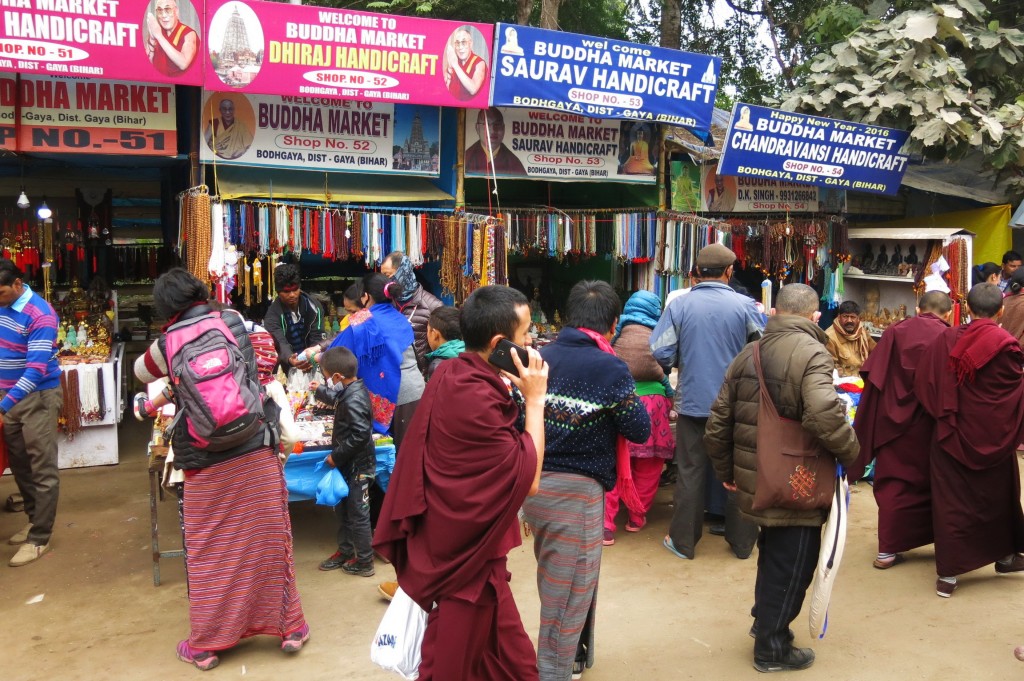 6c. Chợ Phật - Buddha Market nằm ở đường chính luôn tấp nập.