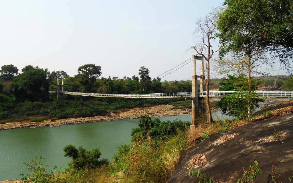 5a. Vắt qua một nhánh Mun xanh màu lá, qua bên cồn xanh rồi còn qua một nhánh sông khác nữa, cầu Kaeng Tana là cầu treo dài nhất xứ Chùa Vàng.
