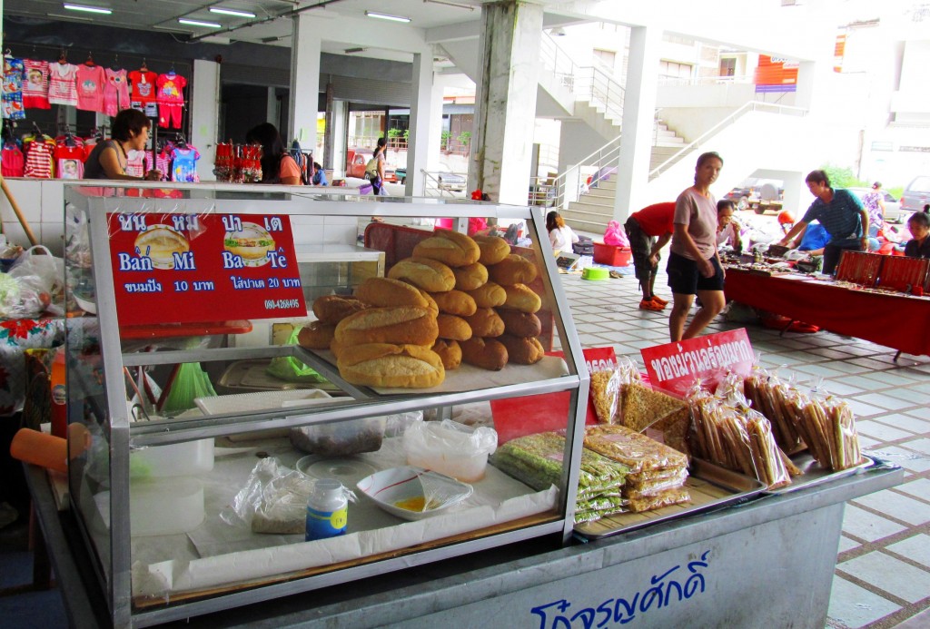 7a. Bánh mì pate trong chợ Ubon - sai chính tả tè le hết, nhưng sao thấy thương quá.