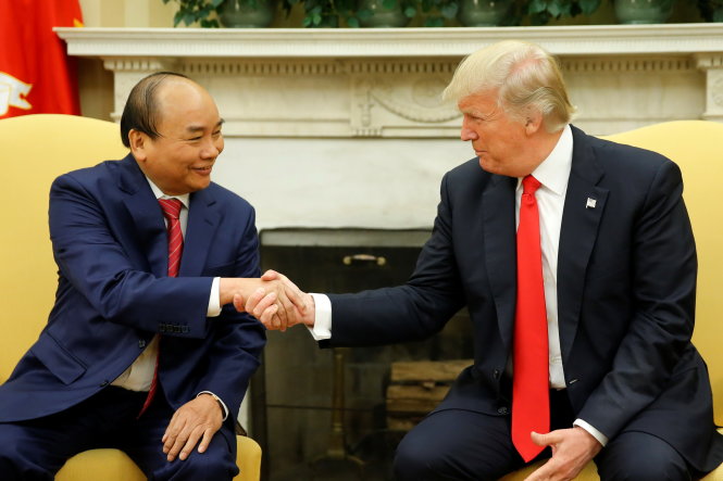 U.S. President Donald Trump (R) welcomes Vietnam's Prime Minister Nguyen Xuan Phuc at the White House in Washington, U.S. May 31, 2017. REUTERS/Jonathan Ernst