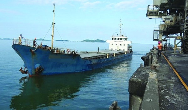 Một con tàu chở 3.000 tấn hạt nix rời cảng HVS (Khánh Hòa) đến Nhà máy ximăng Insee (Kiên Giang) 
