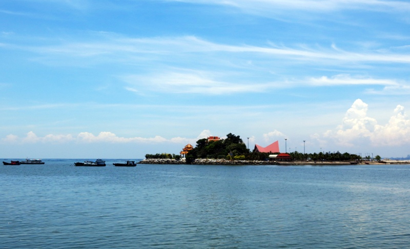 1b. Đảo nhỏ Ko Loy giờ đã nối với Si Racha bằng chiếc cầu bê-tông.