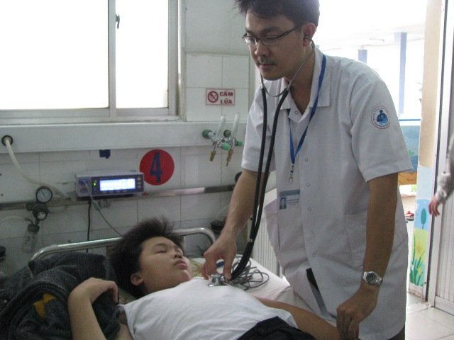 Một bệnh nhân sốt xuất huyết đang điều trị tại bệnh viện Nhi Đồng 1 bị biến chứng trên cơ địa béo phì. 