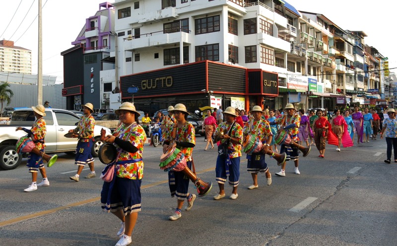 2a. Các em học sinh với các nhạc cụ cổ truyền buổi rước lễ Kong Khao.