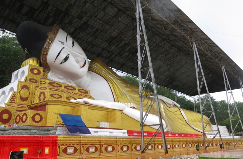 2b. Pho tượng Phật linh thiêng Shwethalyaung Daw Mu một thời lớn nhất xứ Miến.