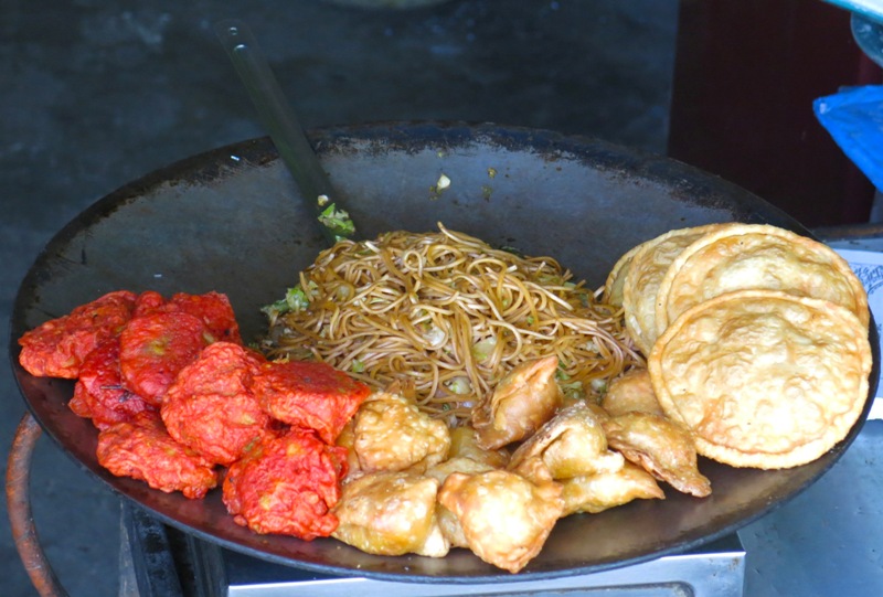 6b. Mâm thức ăn hòa trộn món Tạng (chowmein - mì xào), thức Ấn (chapati - bánh mì dẹt, samosa - bánh gối chiên...) tô thêm sắc phố Kalimpong.