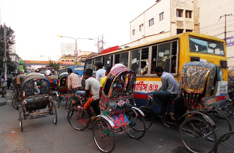 3a. Xe xích-lô đạp, nét đặc trưng của Dhaka còn nổi danh với cái tên Rickshaw Capital of the World.