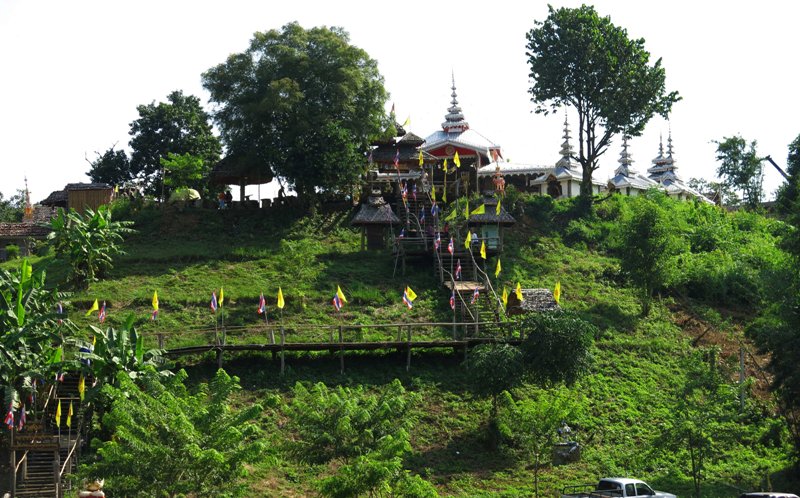 4a. Ngôi chùa Phu Sa Ma trên đồi cao, lý do cầu tre dài nhất xứ Thái Su Tong Pae ra đời.