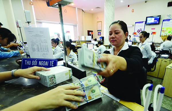 Giao dịch ngoại tệ tại Ngân hàng Đông Á chiều ngày 7 -5 -Ảnh: Thanh Tùng