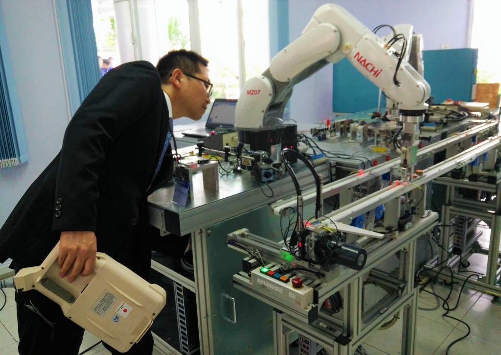 chuyên gia Nhật Bản kiểm tra hệ thống robot tại trung tâm liên kết Việt Nhật