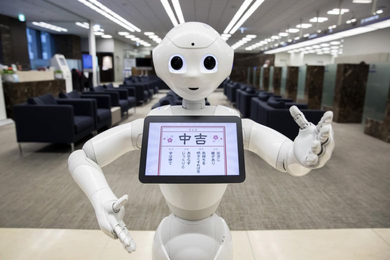  Một robot hình người , do SoftBank Group Corp. phát triển, đứng bên trong trụ sở của Mizuho Financial Group Inc. tại Tokyo, Nhật Bản