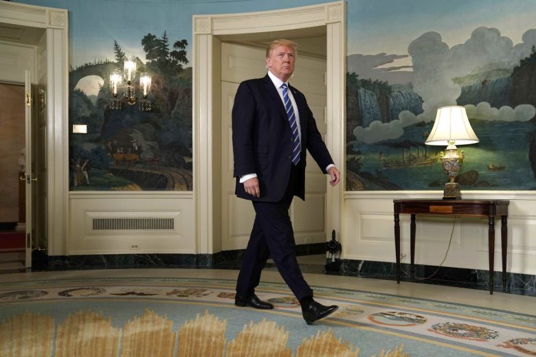 Tổng thống Trump bước vào Phòng Ngoại giao trong Nhà Trắng để phát biểu về chuyến công du Châu Á của ông