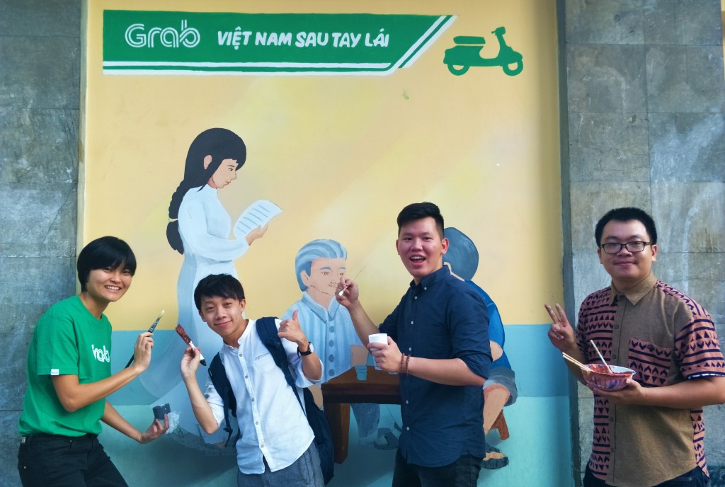 bà Tan Hooi Ling cùng các họa sĩ trẻ Việt Nam vẽ phát động dự án "Việt Nam sau tay lái" tại giao lộ Bùi Thị Xuân - Lương Ngọc Khánh (Q.1, TP.HCM)
