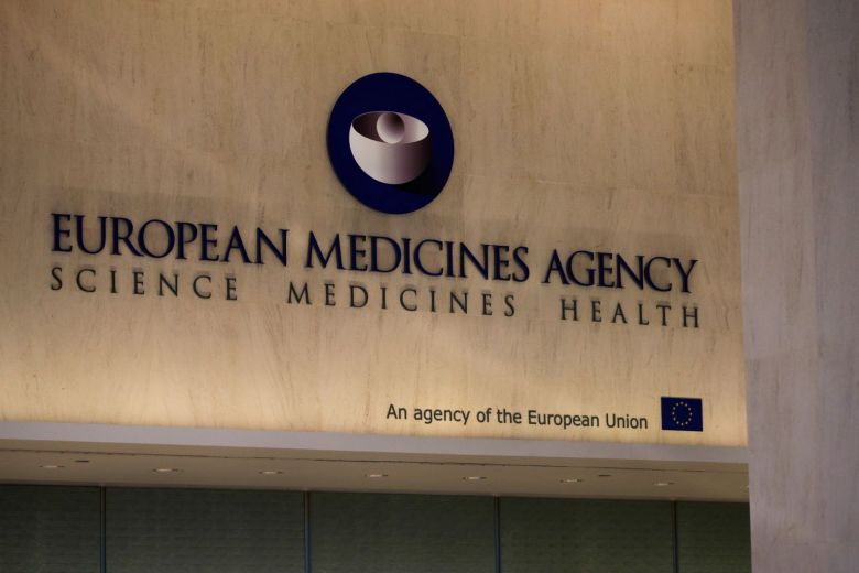 Biểu tượng của Cơ quan Dược phẩm Châu Âu trong văn phòng ở Canary Wharf, phía đông London