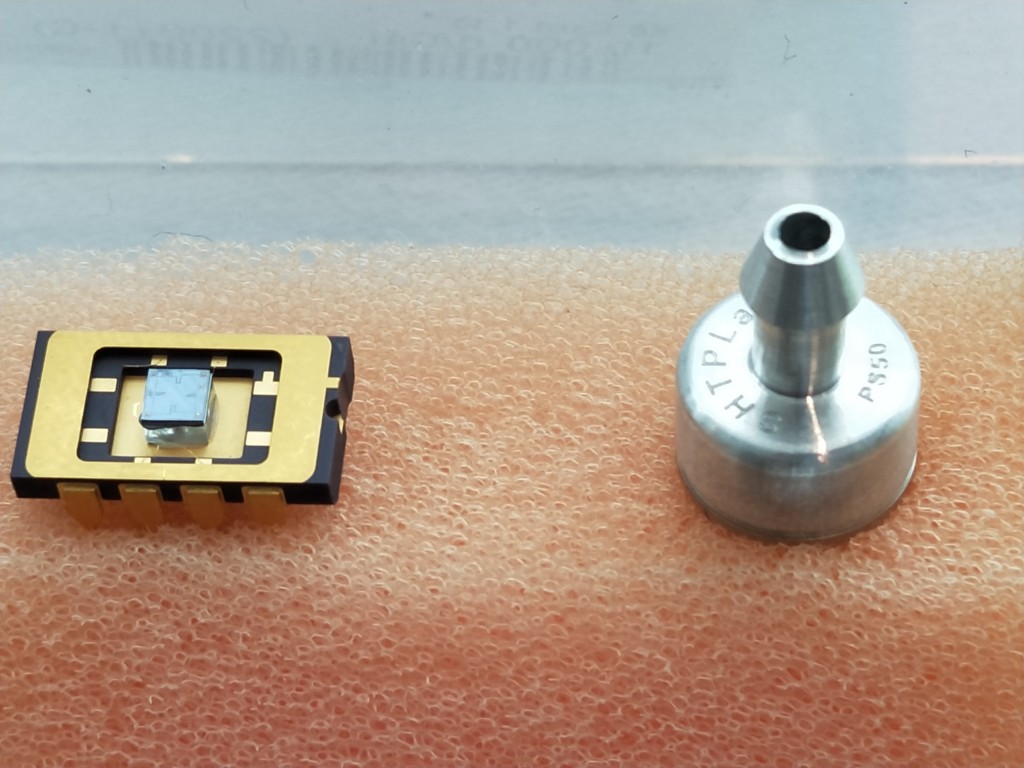 chip cảm biến (trái) do trung tâm R&D của khu công nghệ cao TP.HCM sản xuất