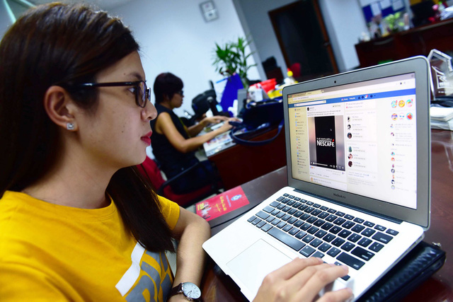 Doanh thu quảng cáo trực tuyến tại thị trường VN của Google, Facebook lên đến hàng ngàn tỉ đồng mỗi năm. Trong ảnh là quảng cáo trên mạng xã hội Facebook - Ảnh: Quang Định